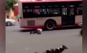 DƏHŞƏT: kişinin başı avtobusun təkəri altında parçalandı (VİDEO+18)