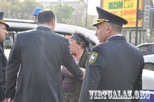 Polislər çaysatan qadını boğaza yığdı, o da boğazını stəkan qırığı ilə kəsdi - (Fotolar)