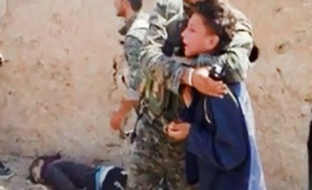 DƏHŞƏT: İŞİD-çilər qızı qardaşının gözü önündə zorladılar
