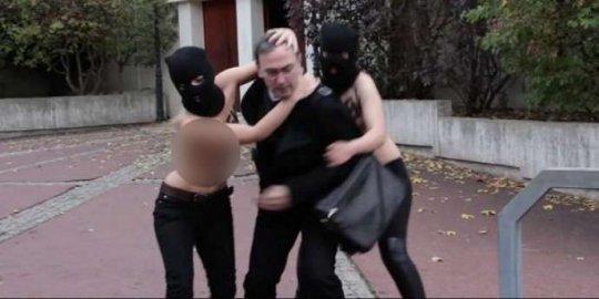 “FEMEN” qrupu rahibi qaçırdı - VİDEO