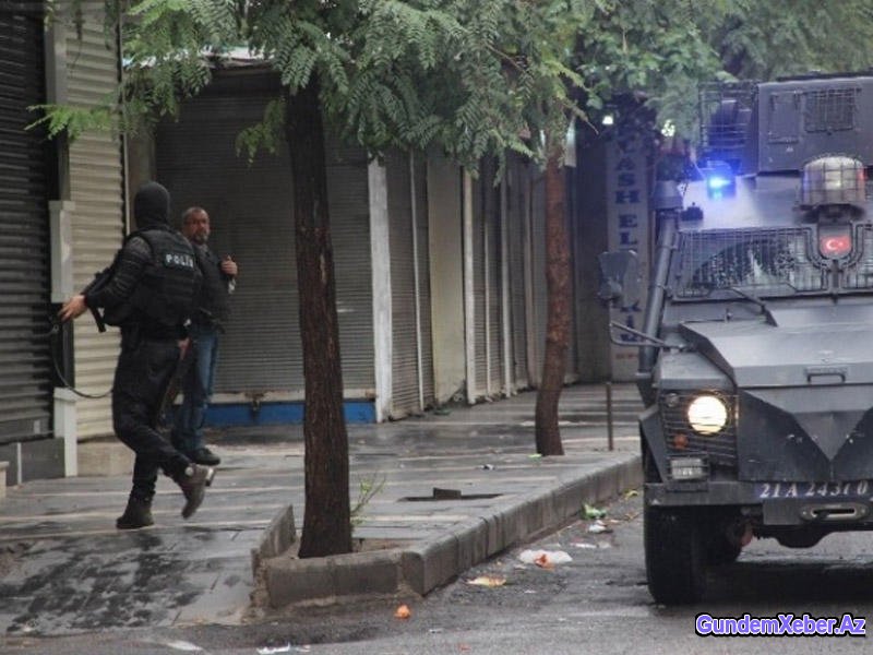 Türkiyədə İŞİD 2 polisi öldürdü, 4-ünü yaraladı
