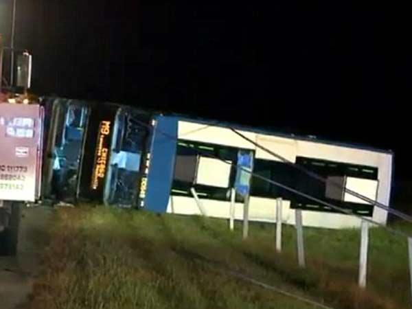 ABŞ-da avtobus minik avtomobili ilə toqquşub, 13 nəfər xəsarət alıb