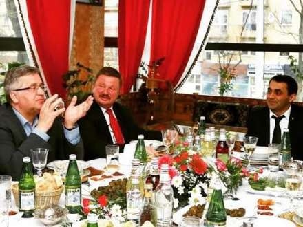 Sabiq prezident azərbaycanlı jurnalistin restoranında - FOTO