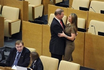 Dumada deputatlar kef edir... – Fotolar