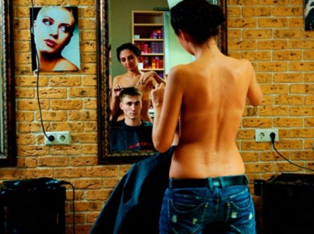 Çılpaq qızların saç kəsdiyi kişi salonu aşkarlandı FOTOLAR + VİDEO 18+