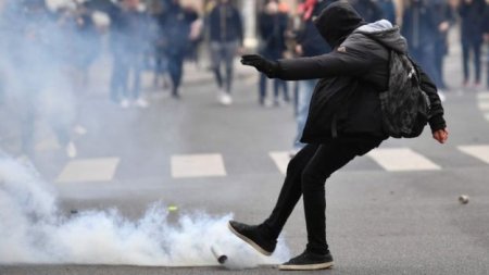 Paris etirazları: Polis tələbələrə qarşı göz yaşardıcı qazdan istifadə edib