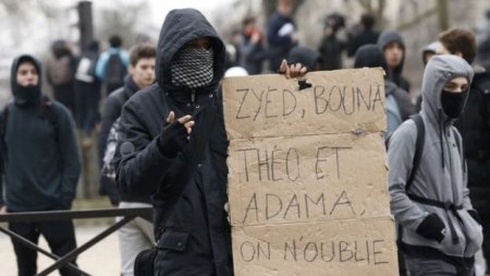 Paris etirazları: Polis tələbələrə qarşı göz yaşardıcı qazdan istifadə edib