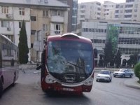 Bakıda "BakuBus" avtobusu qəza törətdi: yaralı var - FOTO
