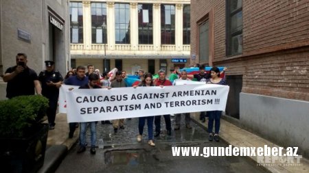 Azərbaycanlı gənclər Ermənistanın Gürcüstandakı səfirliyinin qarşısında etiraz aksiyası keçirib