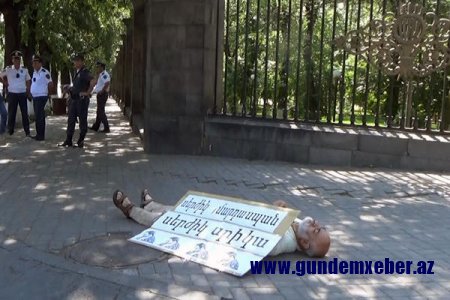 “Serjik qatildir, əclafdır” – Ermənistan prezidentinin iqamətgahı önündə AKSİYA