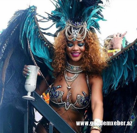 Rihanna-nın karnaval geyimi sosial şəbəkələri az qala "çökdürüb"