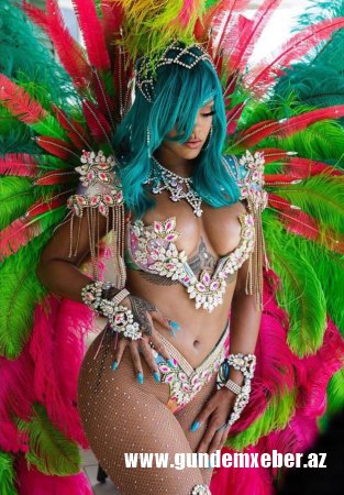 Rihanna-nın karnaval geyimi sosial şəbəkələri az qala "çökdürüb"