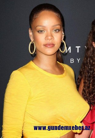 Rihanna bu dəfə sinəsi ilə gündəmdə - Fotolar