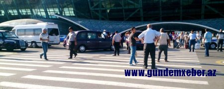 Taksi sürücülərinin turistləri qarşılama "şou"su - Hava limanında biabırçılıq - FOTO - VİDEO 