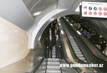 Prezident metroda retro vaqonlara baxdı
