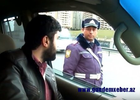 Sürücünü qayda pozduğuna görə saxlayan DYP işçisi kameranı görüb: "Qardaş, bu maşın dizeldi?" (VİDEO)