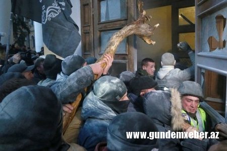 Saakaşvilinin tərəfdarlarının Kiyevdə etiraz nümayişində 30 polis xəsarət alıb 