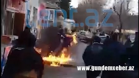 Yol polisi ilə dalaşıb özünü yandıran sürücünün GÖRÜNTÜLƏRİ - TƏFƏRRÜAT (Video+Foto)