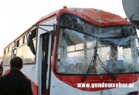 Bakıda sərnişin avtobusu qəzaya uğradı: Yaralananlar var