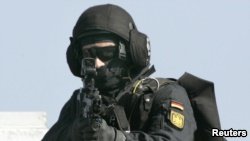 Almaniya polisi ultra-sağçı qrupun üzvlərinin evlərində axtarış aparıb