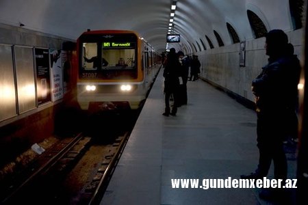 Bakı metrosunda qatar gənci vurdu