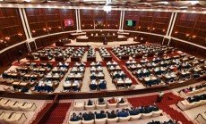​Milli Məclisdə deputatlar bir-biri ilə SAVAŞDI - QALMAQAL
