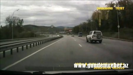 Qəzada sürücü avtomobilin qabaq şüşəsindən atıldı – Video