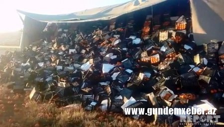 Siyəzəndə yük maşınının aşması nəticəsində 20 ton xurma yola dağılıb, iki nəfər xəsarət alıb - YENİLƏNİB