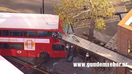 Londonda avtobus dayanacağa çırpıldı, onlarla xəsarət alan var - FOTO