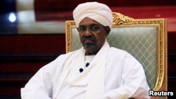 Sudanın devrilmiş prezidentinin evində nağd pulla dolu çemodanlar tapılıb