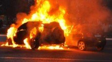 "Bibiheybət" yolunda DƏHŞƏT: avtomobil reklam lövhəsinə çırpılaraq yandı - Ölü və yaralı var