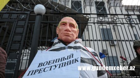 Putinin ad günündə Kyivdəki Rusiya səfirliyi qarşısında “Putinin məhkəməsi” olub