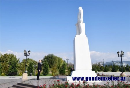 Prezident İlham Əliyev Ağdaşda ümummilli lider Heydər Əliyevin abidəsini ziyarət edib