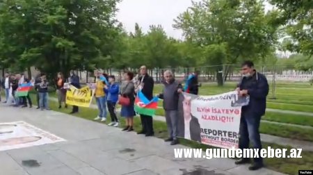 Azərbaycanlı siyasi mühacirlər Angela Merkelin iqamətgahı önündə etiraz aksiyası keçirib