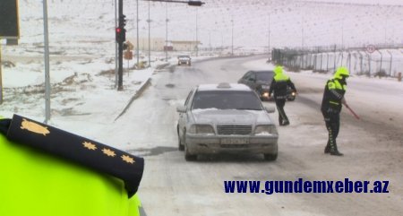 Bu gün polis əməkdaşları yollarda köməksiz vəziyyətdə qalan yüzlərlə sürücü və sərnişinə kömək edib -FOTO