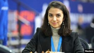 İranın tanınmış qadın şahmatçısı Qazaxıstanda keçirilən beynəlxalq turnirdə baş örtüksüz iştirak edib