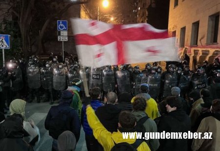 Gürcüstanda iğtişaşlar: Parlament qarşısında etirazlar davam edir