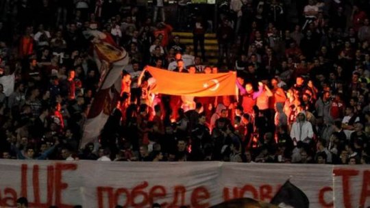 Azarkeşlər Türkiyə bayrağını yandırdı