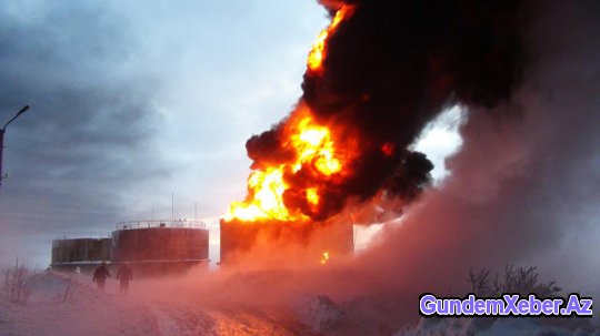 Qazaxıstanda neft anbarı yanır