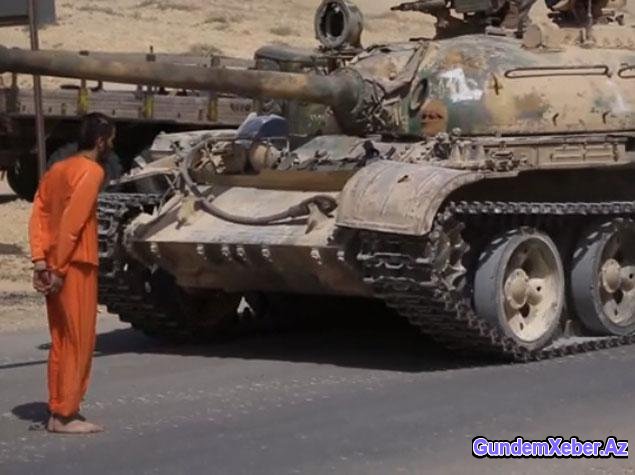 İŞİD-dən daha bir vəhşilik: hərbçinin üstündən tankla keçdilər - FOTO 16+