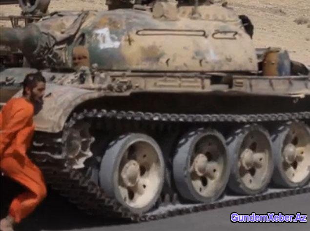 İŞİD-dən daha bir vəhşilik: hərbçinin üstündən tankla keçdilər - FOTO 16+