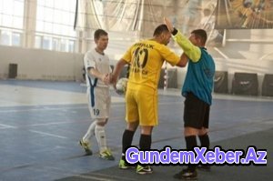 Rusiyada azərbaycanlı futbolçu oyun zamanı hakimi vurdu
