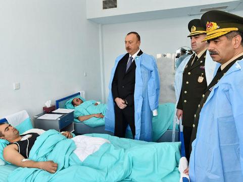 Prezident İlham Əliyev yaralı hərbçilərə baş çəkib