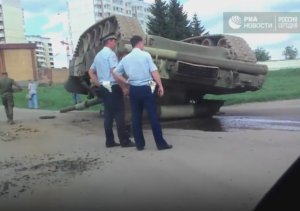T-80 tankı yolun ortasında arxası üstə çevrildi
