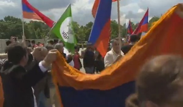”Erməni soyqırımı”nın tanınması HDP bayrağı ilə qeyd edildi