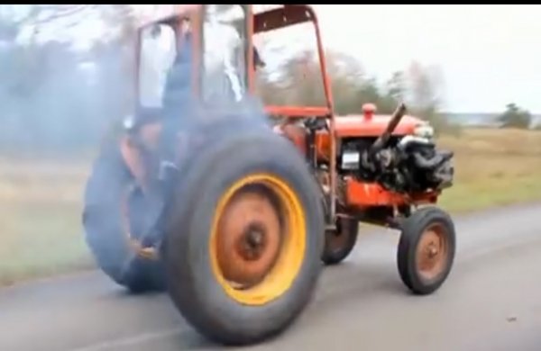 Traktora porsche matoru qoyub, yola çıxdı - VİDEO