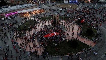 Türkiyə küçələrində insan seli - FOTO