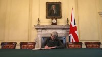 Britaniya: Baş nazir Brexitə start verən məktubu imzalayıb