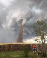 Kanadalı, tornado zamanı ot biçərkən məşhurlaşıb
