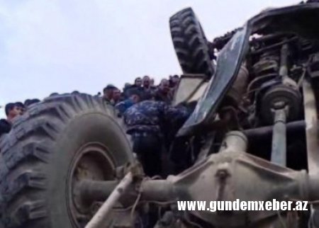 Ermənilərin hərbi maşını aşdı - 15 nəfər yaralandı